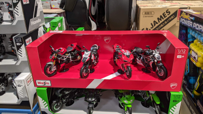 モーターサイクル４台セットがありました。<br /><br />
BMW、DUCATI、KAWASAKI、HONDAの4メーカーがあります。<br /><br />
3938円と高いのにパパが買ってました。